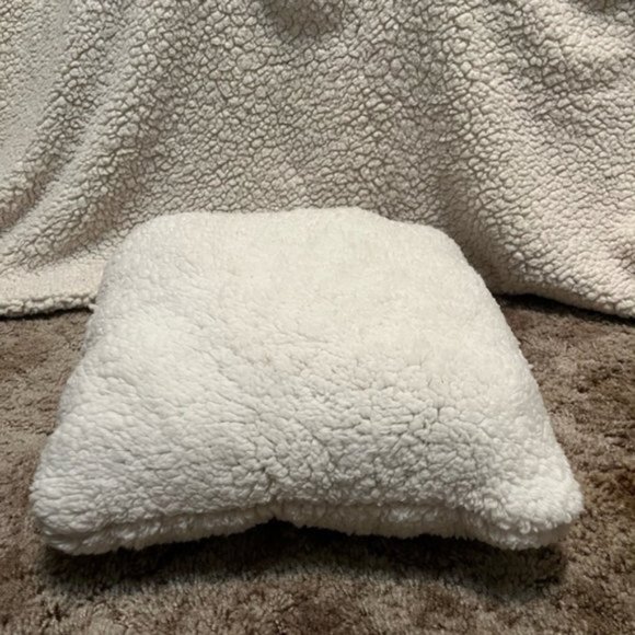 CUTE portable cat, dog sleeping winter themed bed tent. NWOT 16” tall - Picture 4 of 9